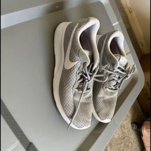 Women’s Nike tennis shoes